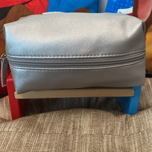 Pre ❤️ Bulgari Perfume Metallic Silver Pouch ( Emirates) - Picture 9 of 9